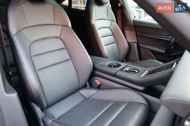 Седан Porsche Taycan 2021 в Львове