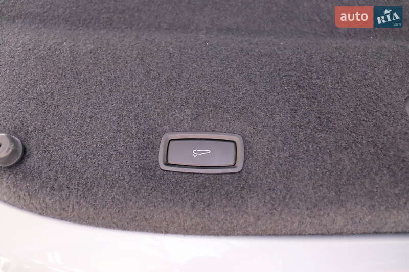 Седан Porsche Taycan 2021 в Львове