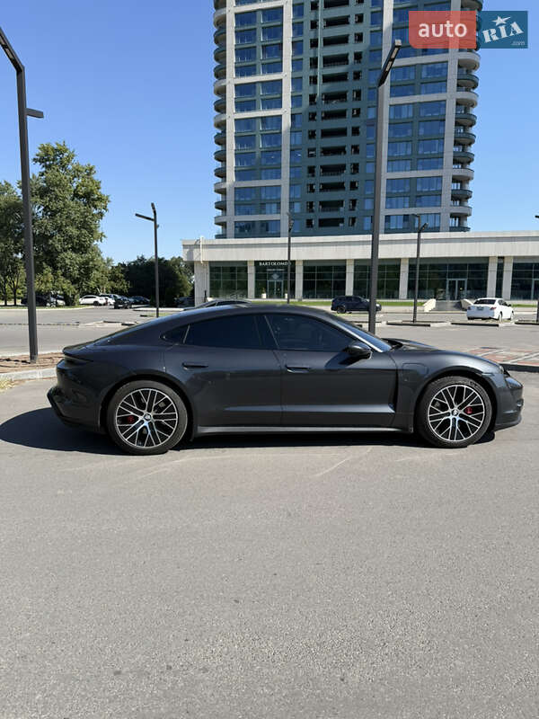 Седан Porsche Taycan 2020 в 