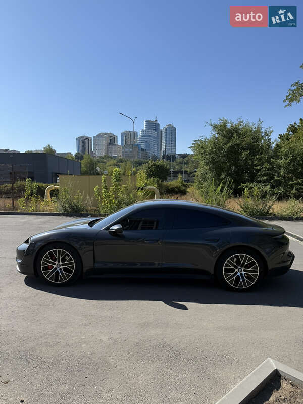 Седан Porsche Taycan 2020 в Дніпрі