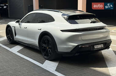 Седан Porsche Taycan 2021 в 
