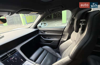Седан Porsche Taycan 2021 в 