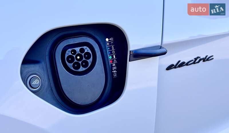 Седан Porsche Taycan 2020 в Киеве фото 17 Седан Porsche Taycan 2020 в Киеве