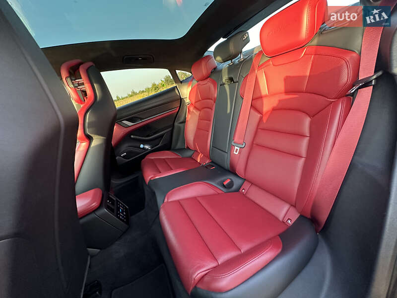 Седан Porsche Taycan 2021 в Києві