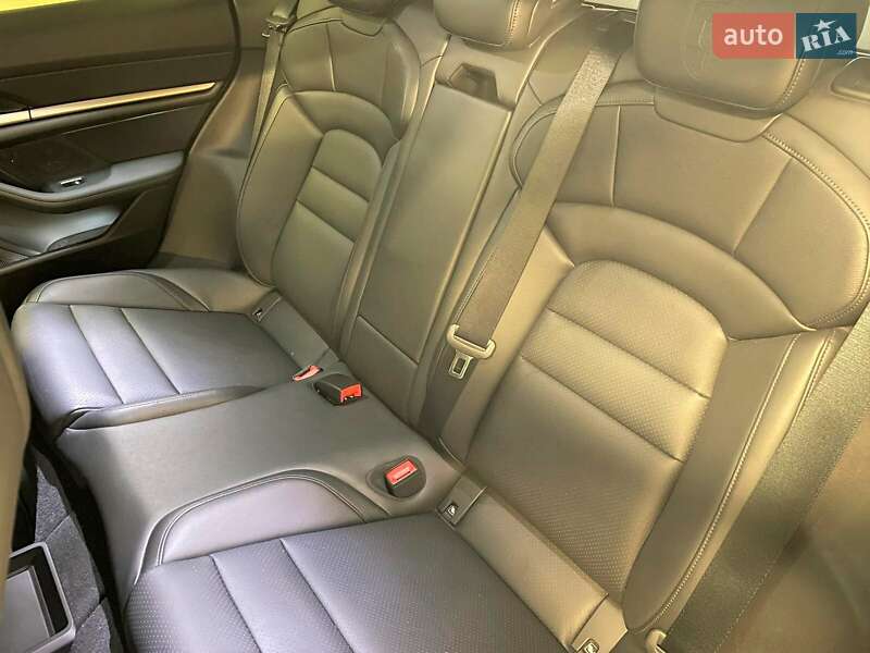 Седан Porsche Taycan 2023 в Киеве