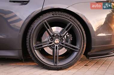 Седан Porsche Taycan 2020 в 