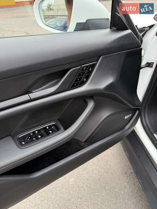 Седан Porsche Taycan 2020 в Луцке
