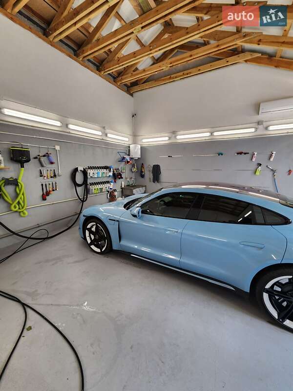 Седан Porsche Taycan 2020 в Киеве