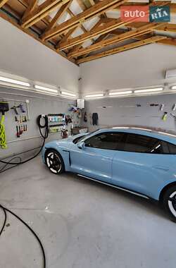 Седан Porsche Taycan 2020 в 