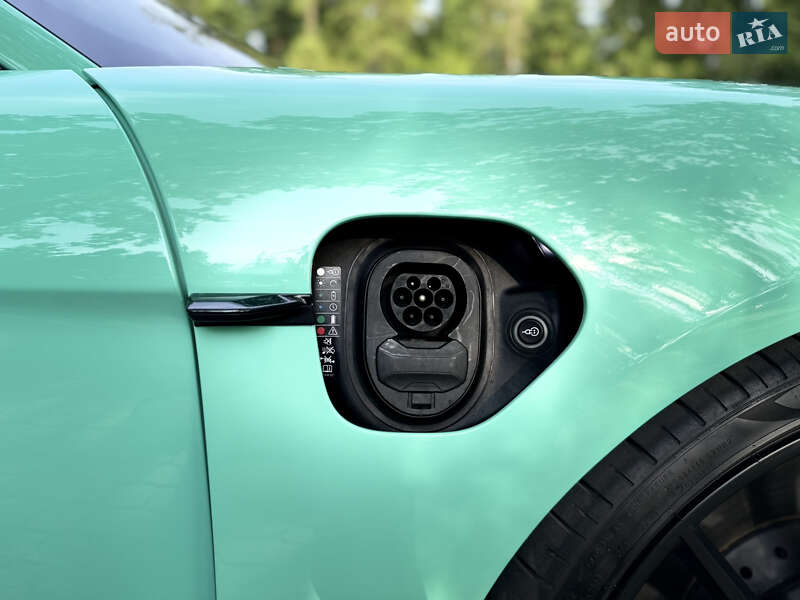 Седан Porsche Taycan 2023 в Львове