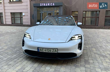Седан Porsche Taycan 2021 в 