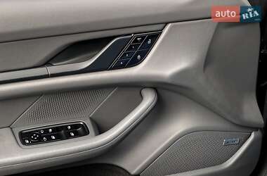 Седан Porsche Taycan 2020 в 