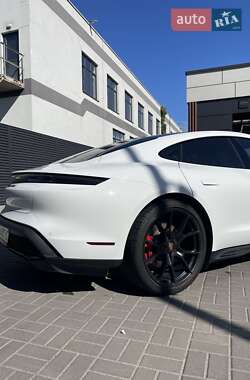 Седан Porsche Taycan 2023 в 