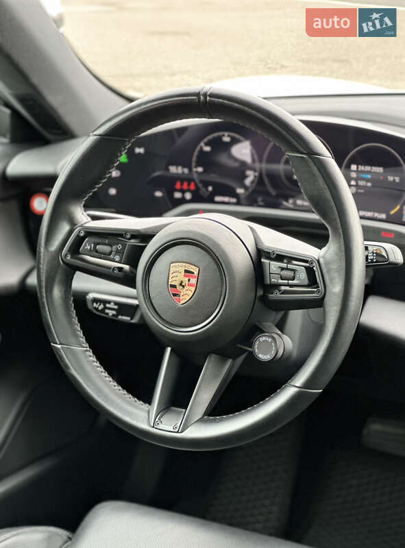 Седан Porsche Taycan 2021 в Києві