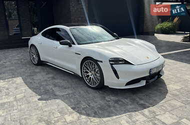Седан Porsche Taycan 2020 в 