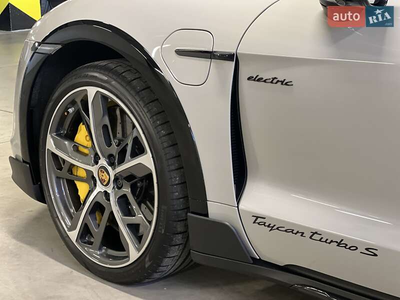 Седан Porsche Taycan 2023 в Киеве