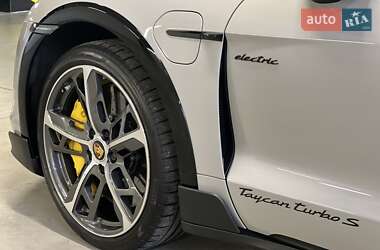 Седан Porsche Taycan 2023 в 