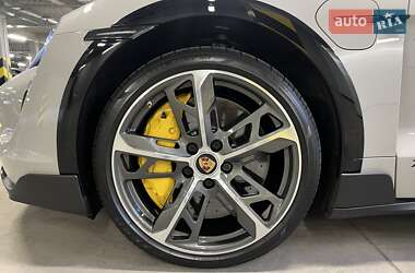 Седан Porsche Taycan 2023 в 