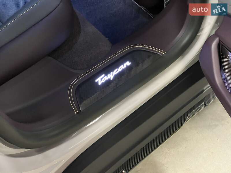 Седан Porsche Taycan 2023 в Киеве