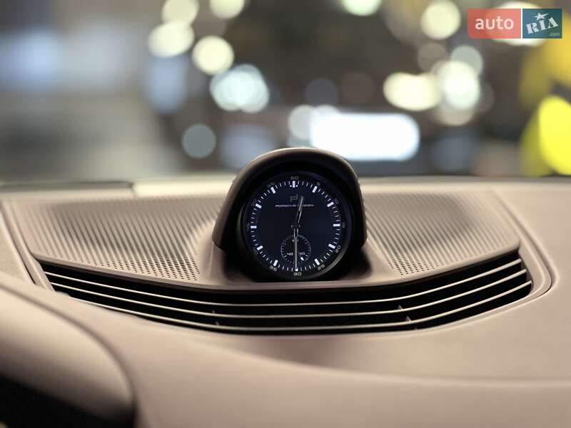 Седан Porsche Taycan 2023 в Киеве