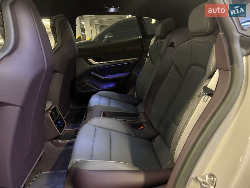 Седан Porsche Taycan 2023 в Киеве