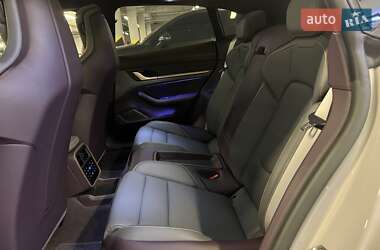 Седан Porsche Taycan 2023 в 