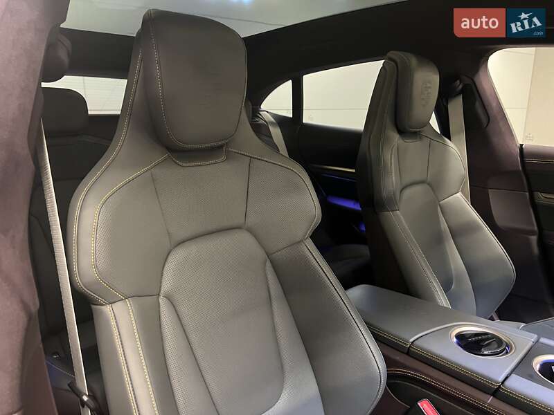 Седан Porsche Taycan 2023 в Киеве
