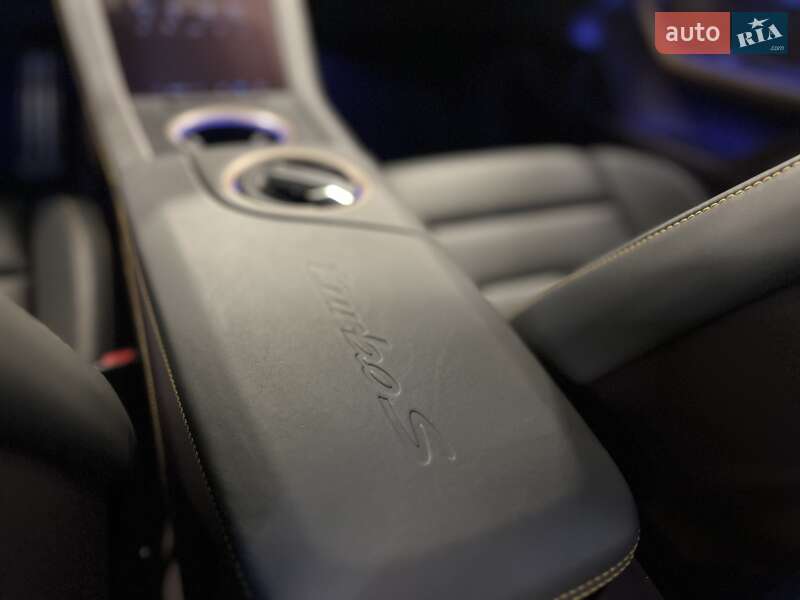 Седан Porsche Taycan 2023 в Киеве