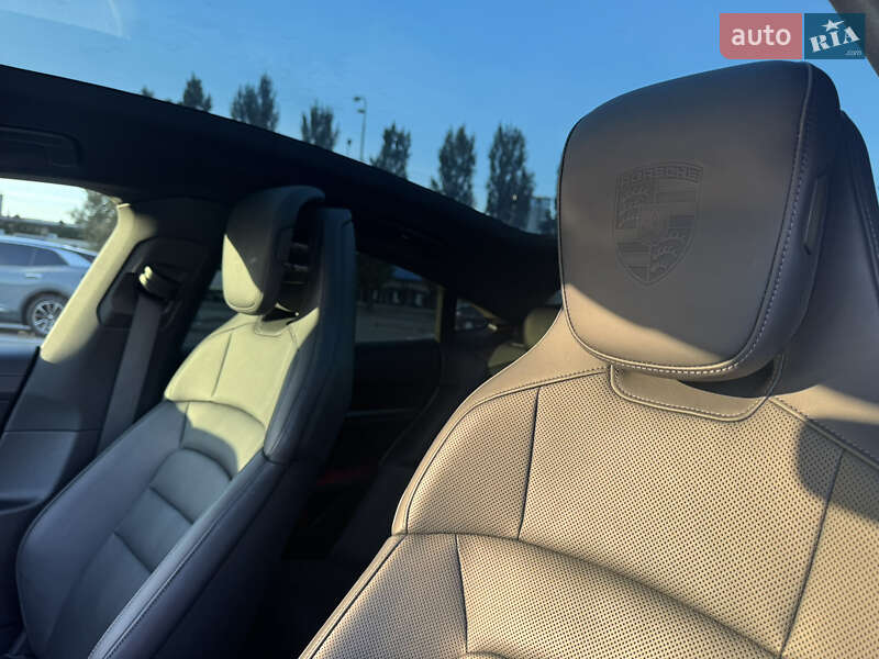 Седан Porsche Taycan 2021 в Києві