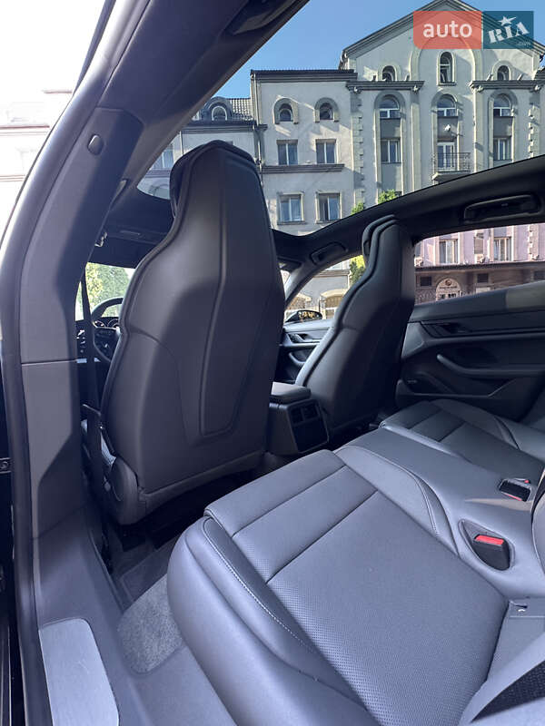 Седан Porsche Taycan 2020 в Киеве