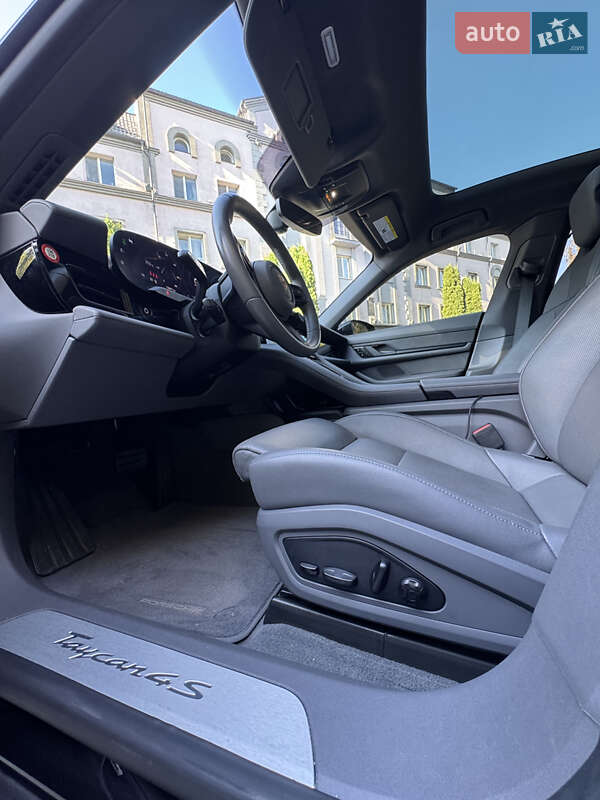Седан Porsche Taycan 2020 в Киеве