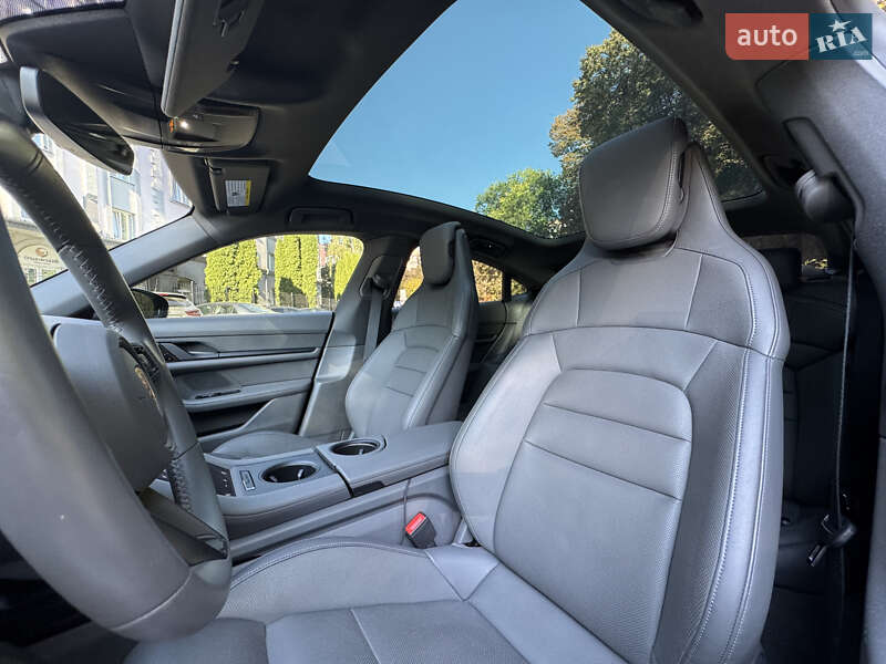 Седан Porsche Taycan 2020 в Киеве