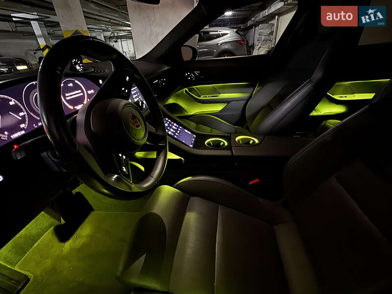 Седан Porsche Taycan 2020 в Киеве