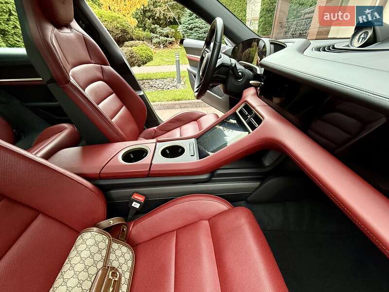 Седан Porsche Taycan 2020 в Ровно