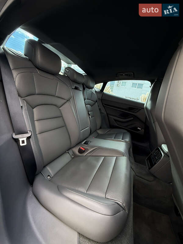 Седан Porsche Taycan 2022 в Луцке