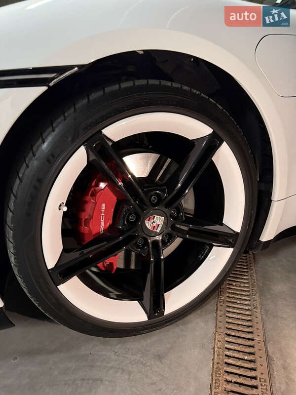 Седан Porsche Taycan 2020 в Киеве