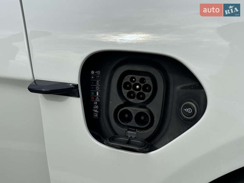 Седан Porsche Taycan 2025 в Киеве