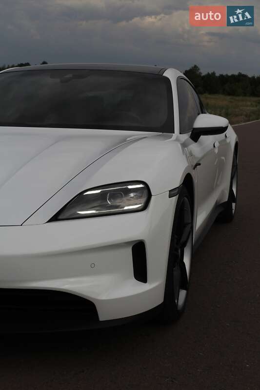 Седан Porsche Taycan 2025 в Киеве