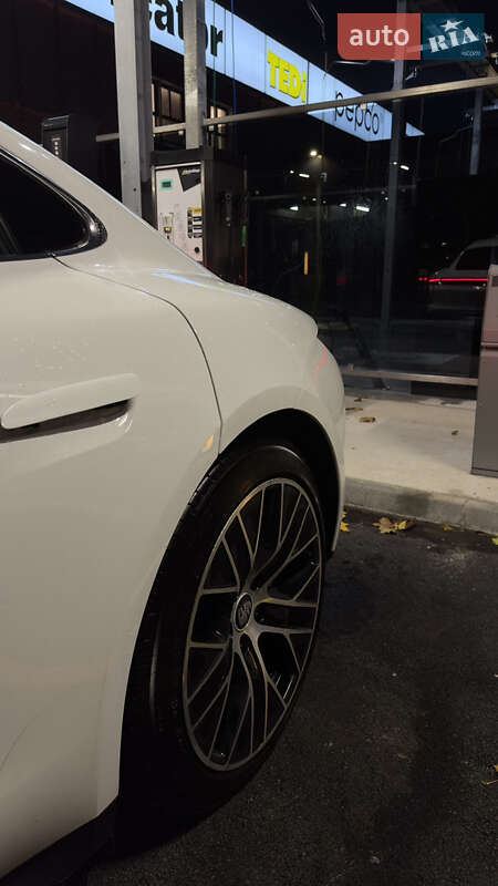 Седан Porsche Taycan 2020 в Ужгороде