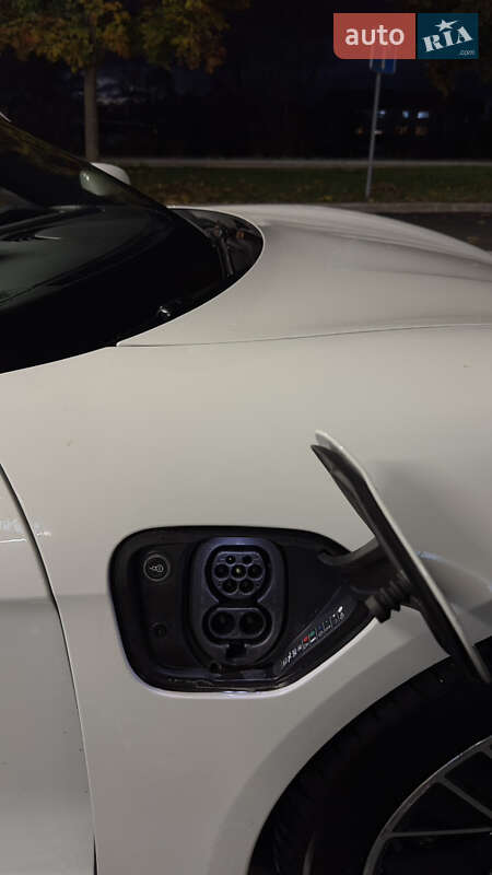 Седан Porsche Taycan 2020 в Ужгороде