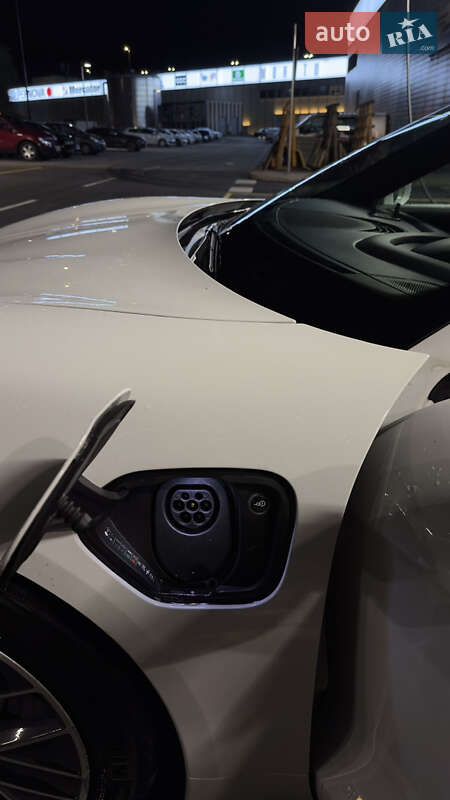 Седан Porsche Taycan 2020 в Ужгороде