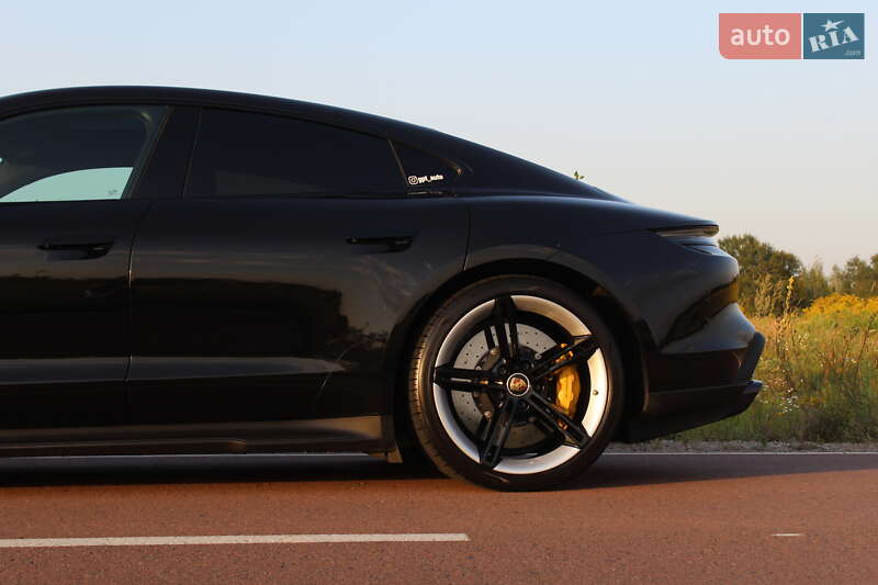 Седан Porsche Taycan 2021 в Києві