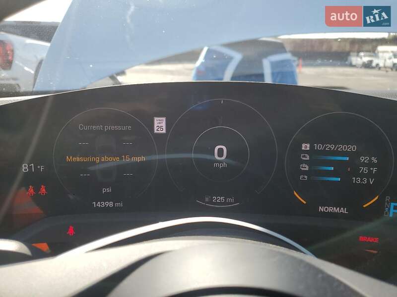 Седан Porsche Taycan 2020 в Киеве