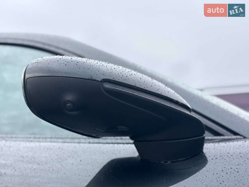 Седан Porsche Taycan 2020 в Києві