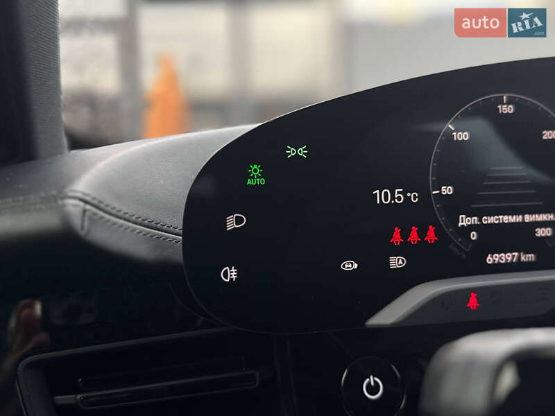 Седан Porsche Taycan 2020 в Києві