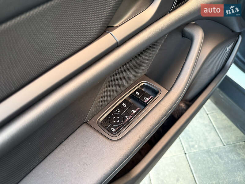 Седан Porsche Taycan 2020 в Луцьку