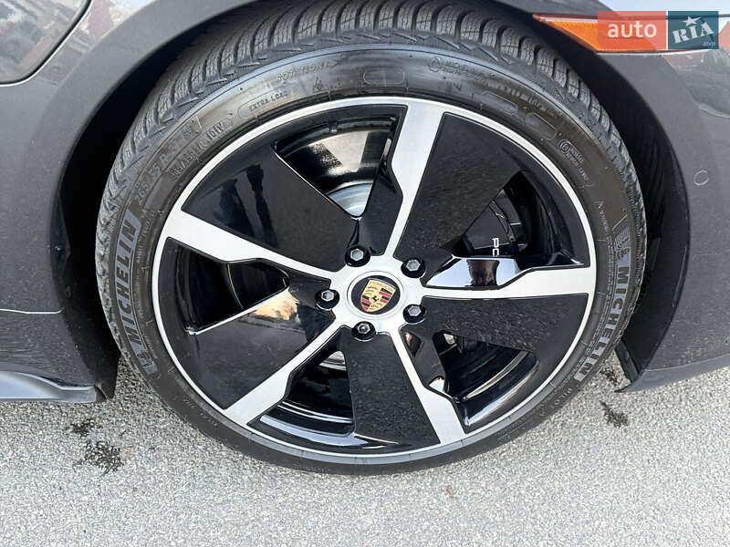 Седан Porsche Taycan 2022 в Киеве