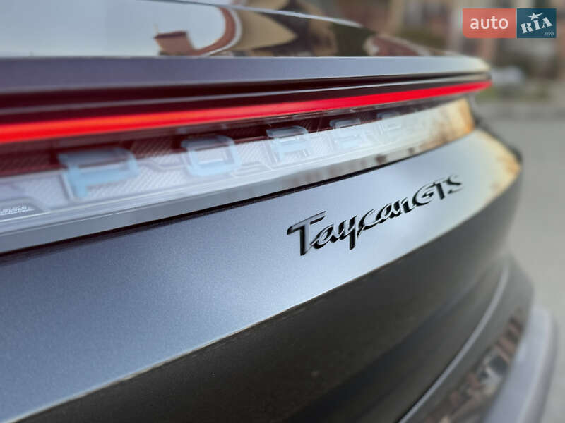 Седан Porsche Taycan 2022 в Киеве