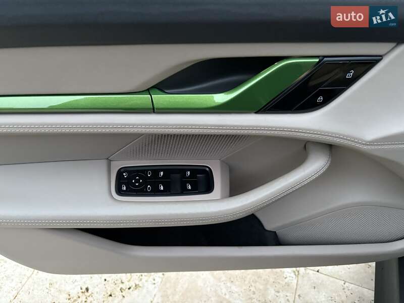 Седан Porsche Taycan 2020 в Одесі