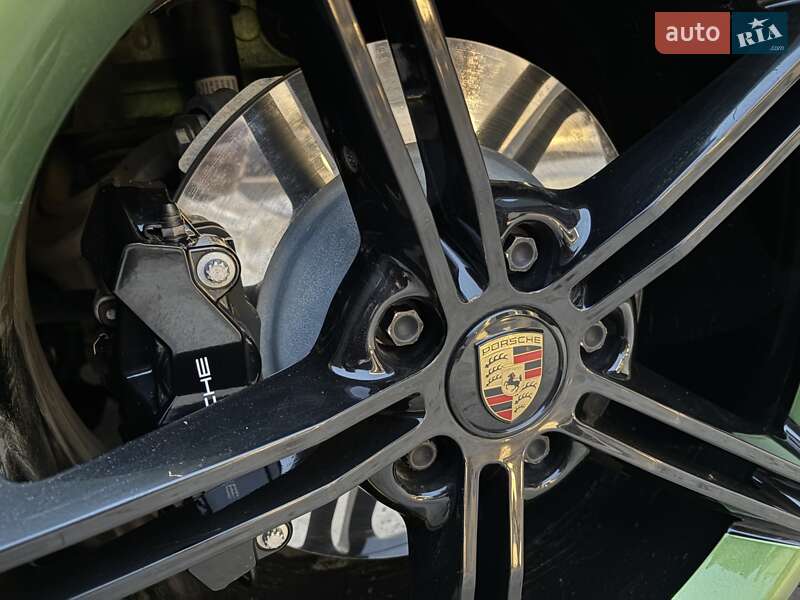 Седан Porsche Taycan 2020 в Одесі